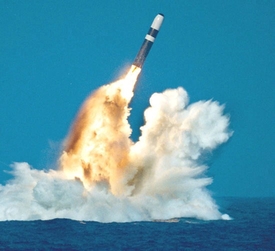 Tàu ngầm hạt nhân lớp Ohio quân Mỹ phóng tên lửa.